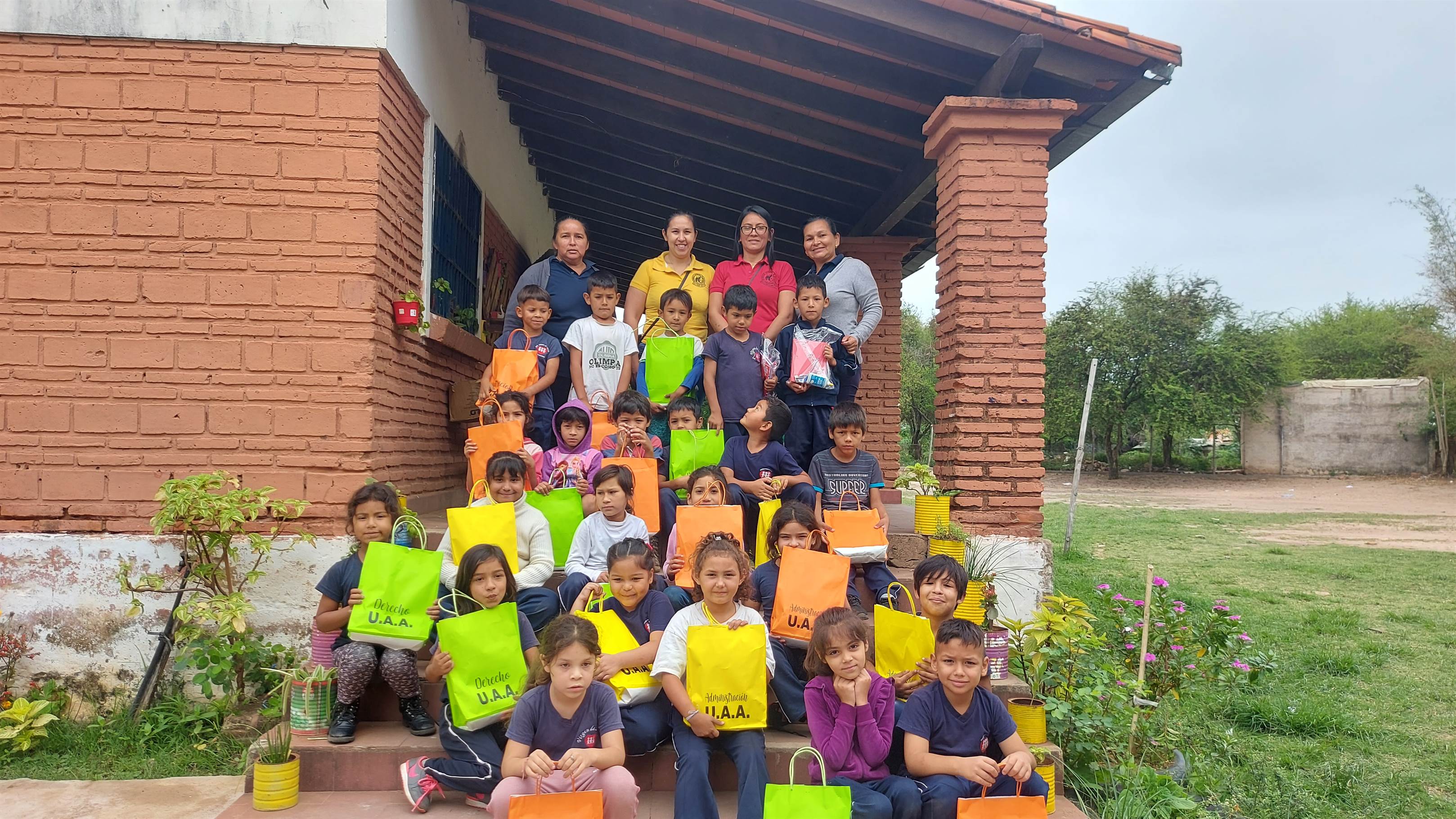Donación de útiles escolares como ofrenda del acto de graduación — promoción 2019/2020/2021, a escuelas de zonas vulnerables del bañado