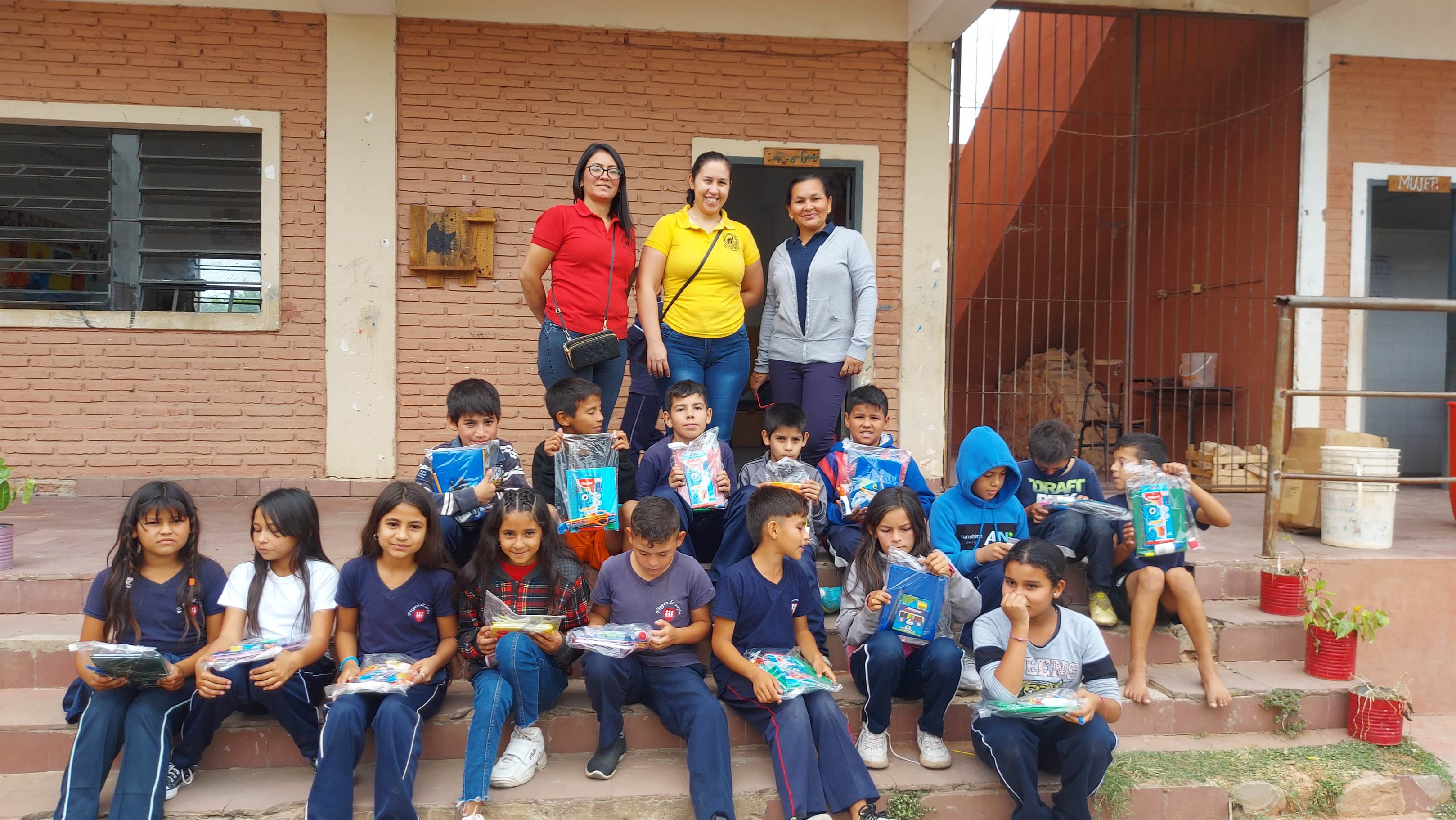 Donación de útiles escolares como ofrenda del acto de graduación — promoción 2019/2020/2021, a escuelas de zonas vulnerables del bañado